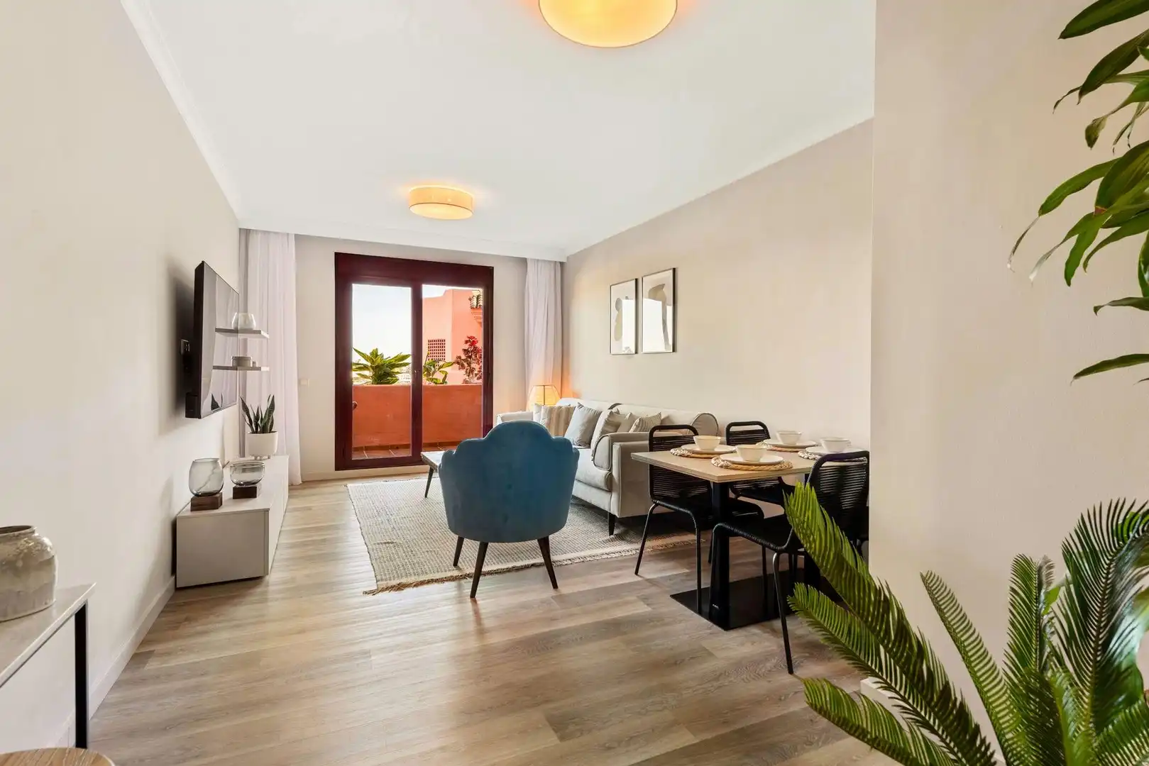 Sala d'estar de Apartament en venda en Benahavís amb Piscina comunitària
