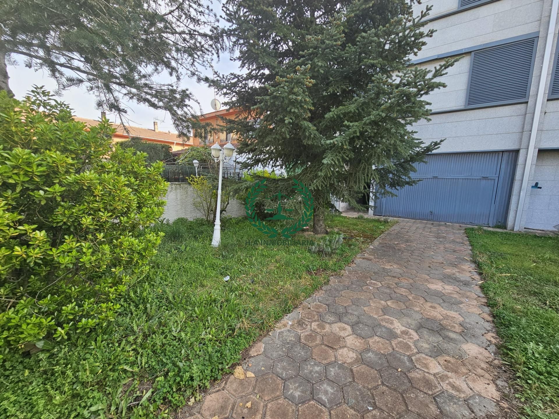 Aparcament de Casa adosada en venda en La Cabrera amb Jardí privat