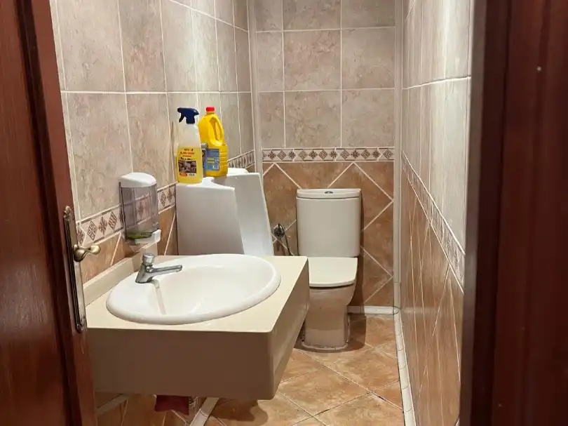 Badezimmer von Geschaftsraum zur Miete in Torrevieja mit Klimaanlage und Terrasse