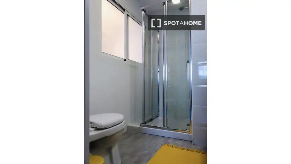 Baño de Piso de alquiler en Valencia con Aire acondicionado, Calefacción y Amueblado