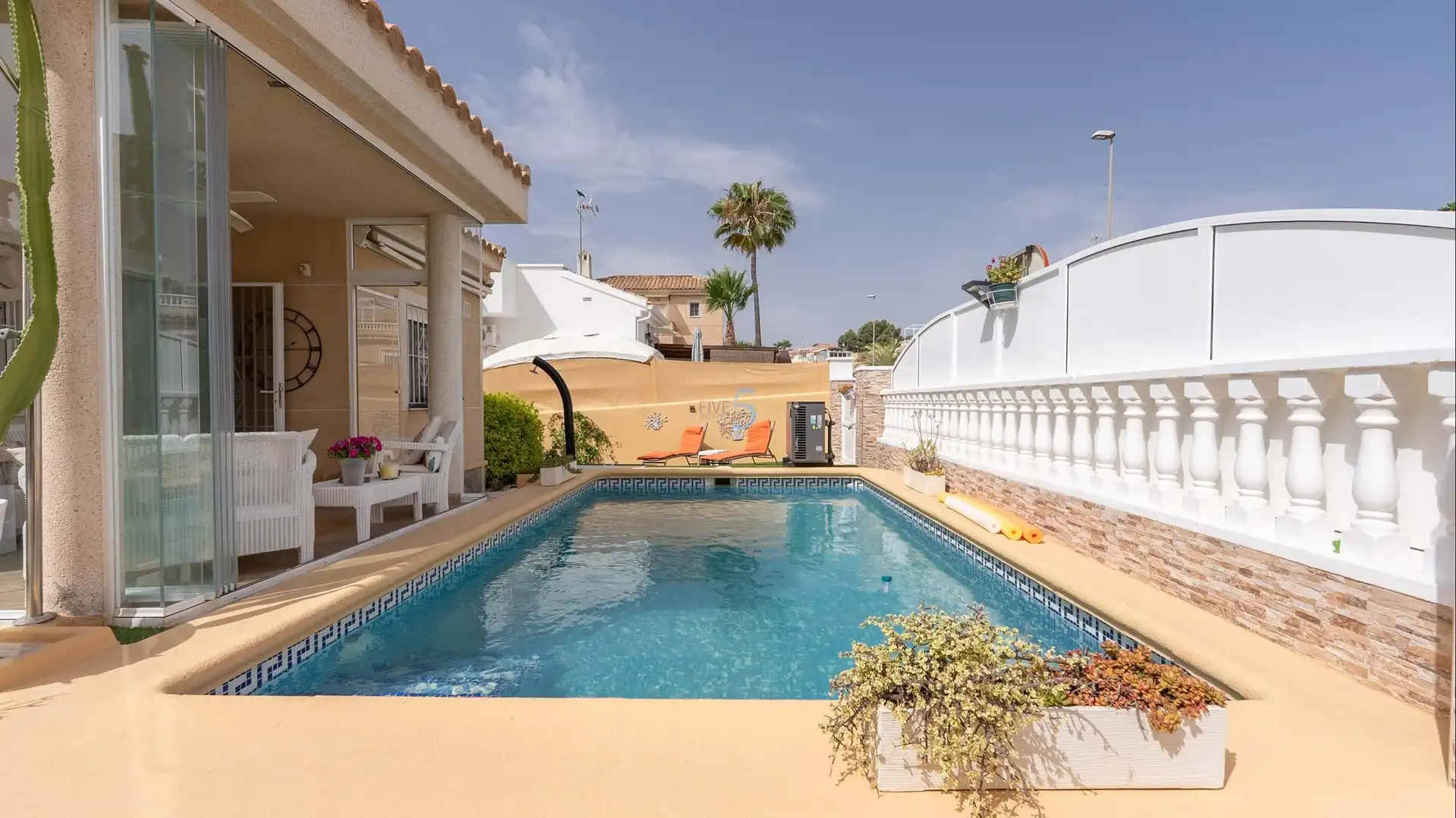 Casa con piscina en venta en El Pinar de Campoverde, imagen 2