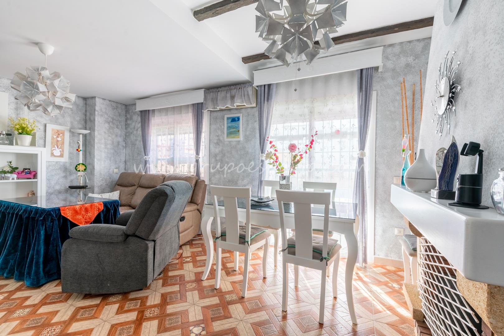 Sala d'estar de Casa adosada en venda en Huévar del Aljarafe amb Aire condicionat, Jardí privat i Traster