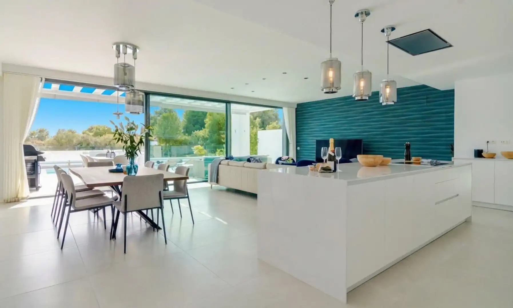 Cuina de Casa o xalet en venda en Marbella amb Aire condicionat, Jardí privat i Terrassa