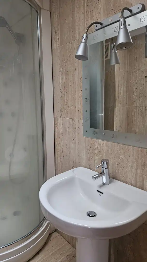 Baño de Piso de alquiler en Gijón  con Calefacción, Parquet y Amueblado