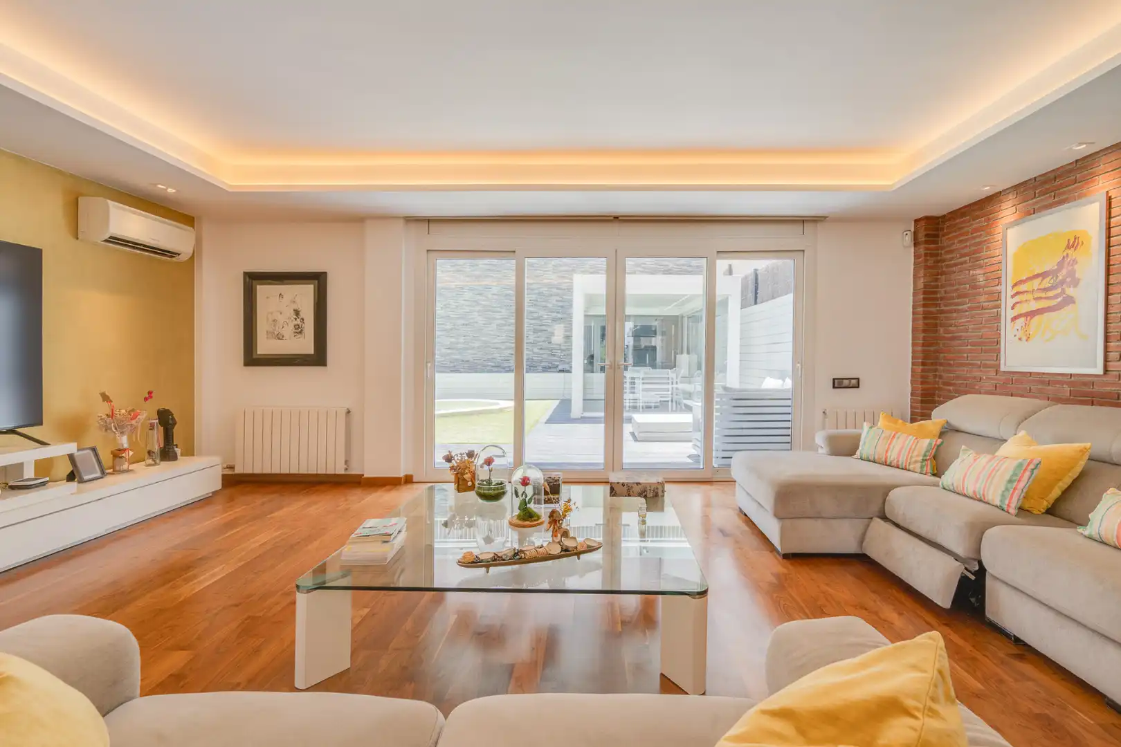 Sala de estar de Casa adosada en venta en Sant Quirze del Vallès con Aire acondicionado, Calefacción y Jardín privado