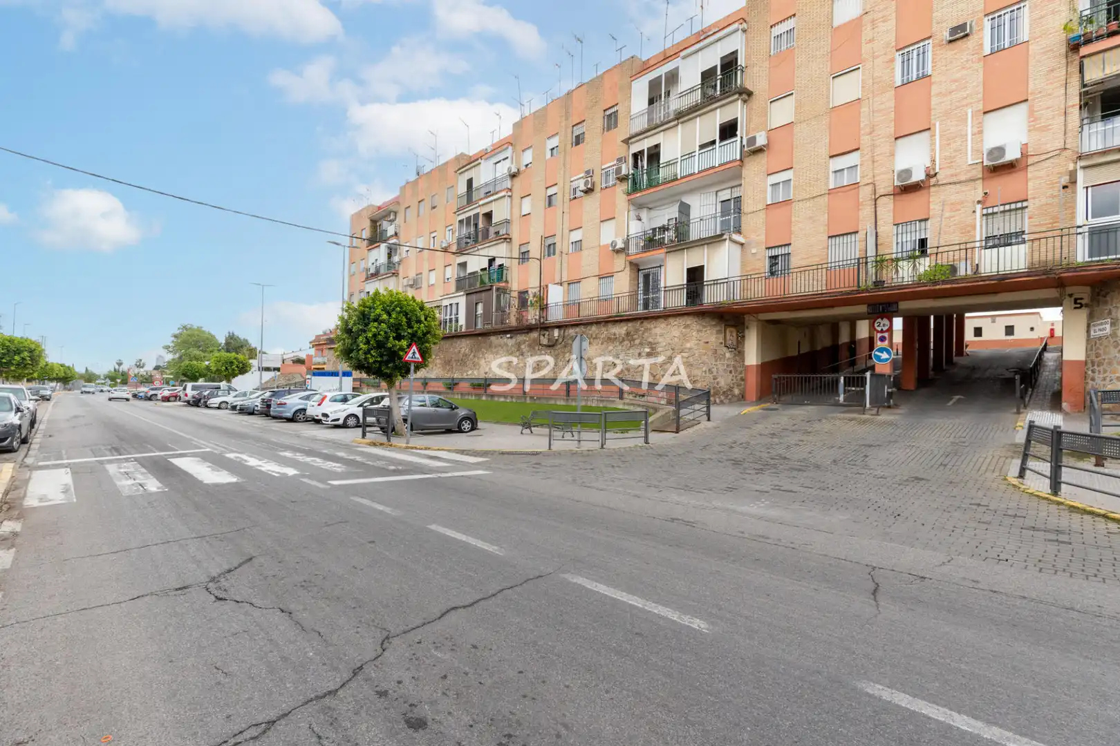 Vista exterior de Piso en venta en Castilleja de la Cuesta con Aire acondicionado, Horno y Microondas