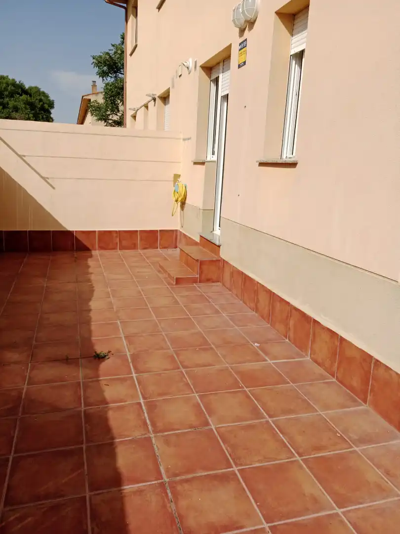 Terrasse von Einfamilien-Reihenhaus zum Verkauf in Venialbo mit Heizung, Privatgarten und Balkon