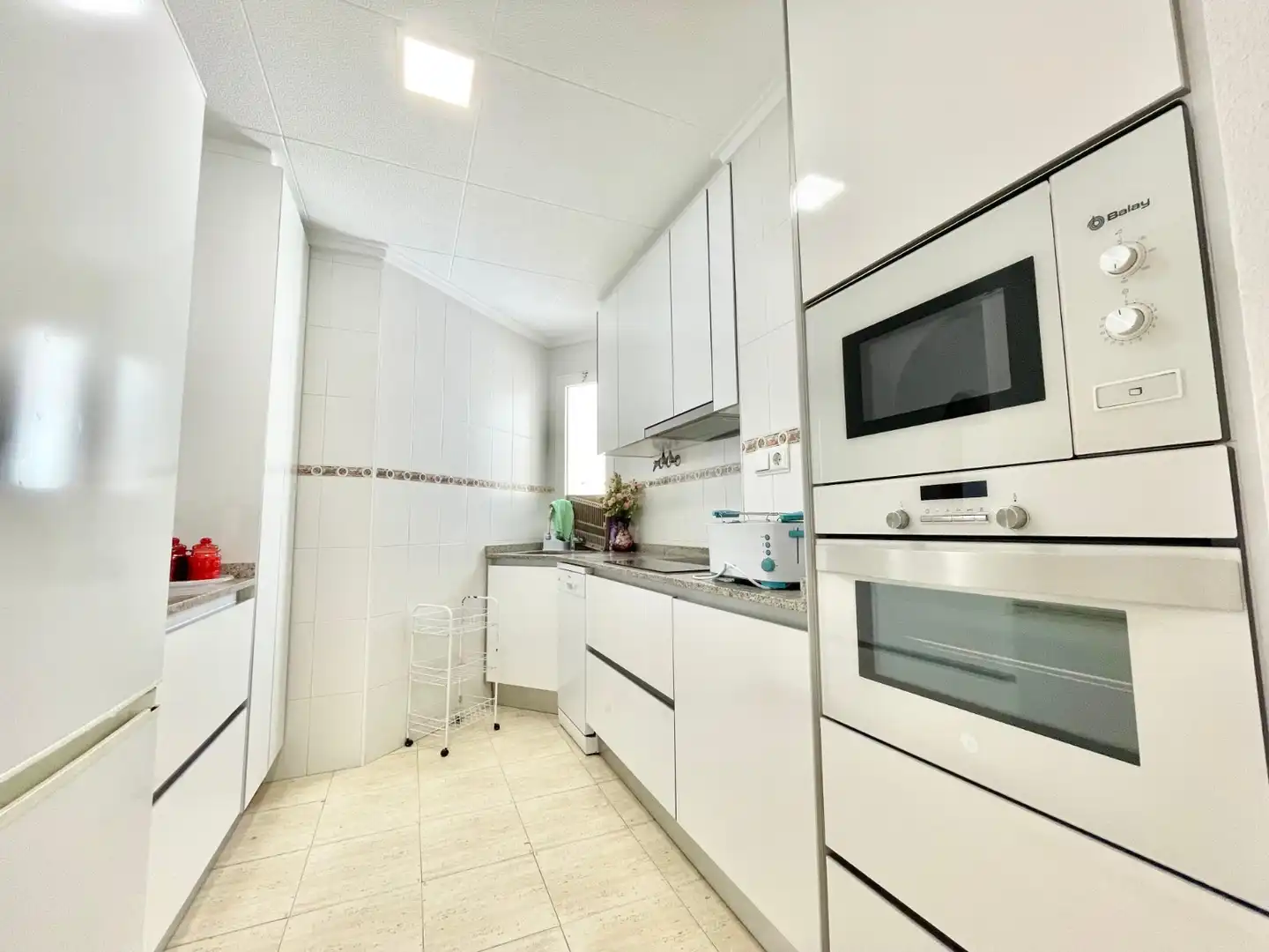 Cuina de Apartament de lloguer en Torrevieja amb Calefacció, Terrassa i Piscina