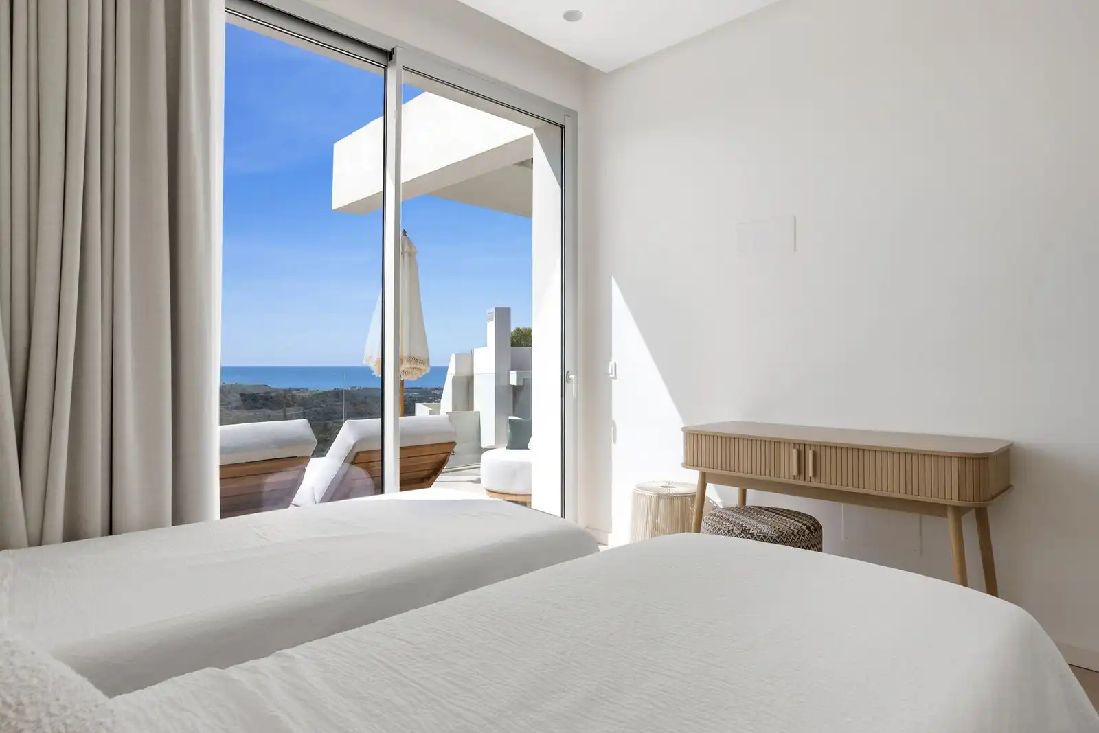 Schlafzimmer von Dachboden zum Verkauf in Benahavís mit Klimaanlage, Terrasse und Möbliert