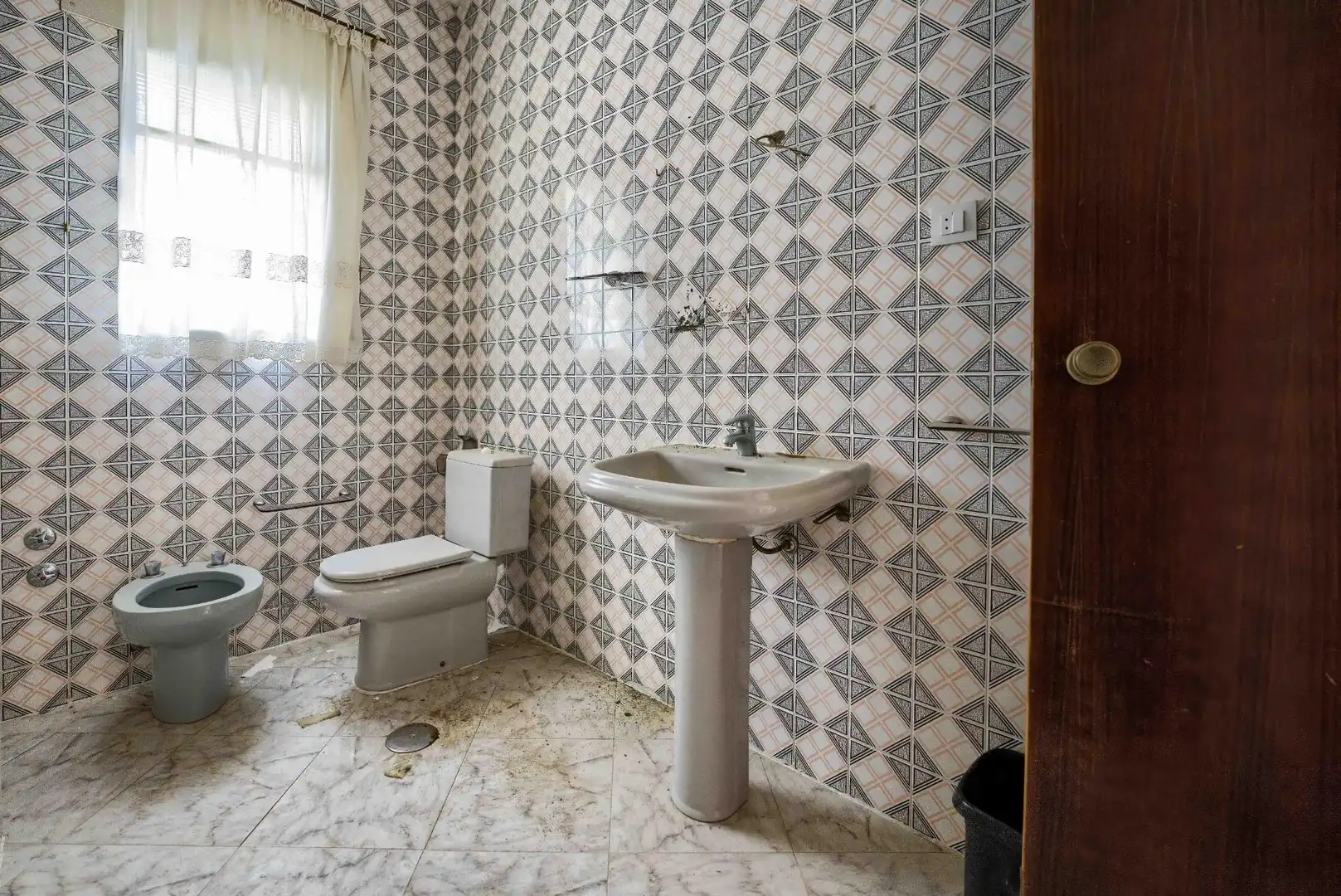 Bathroom of Houses for sale in Sanlúcar la Mayor  with Air Conditioner, Private garden and Terrace