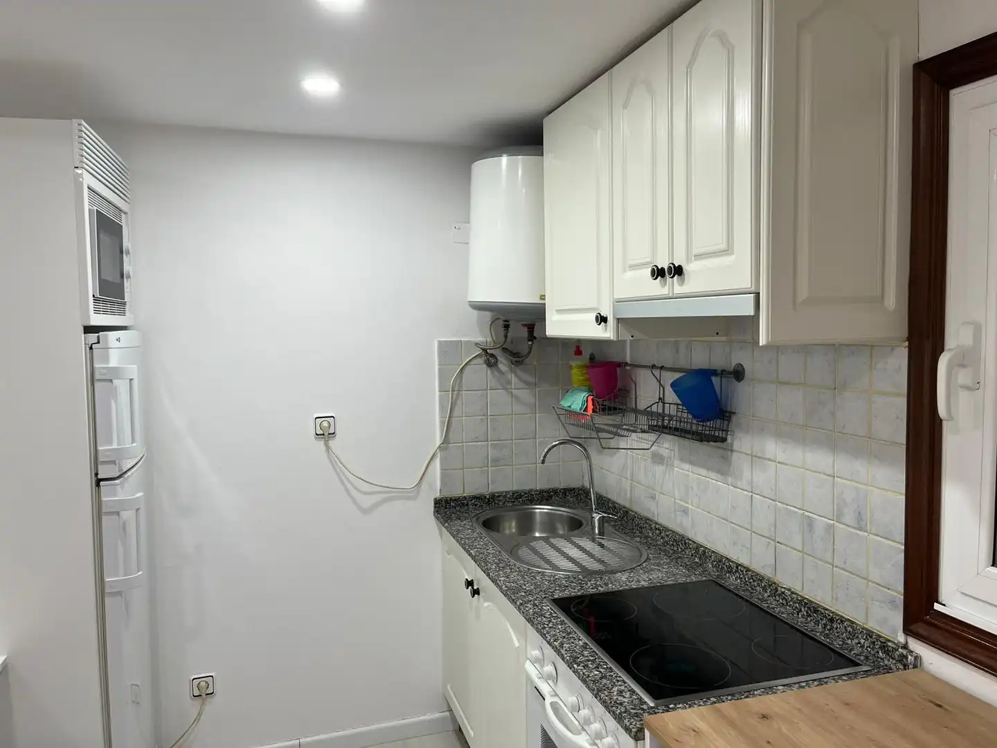 Cuina de Planta baixa de lloguer en A Coruña Capital  amb Calefacció, Moblat i Forn