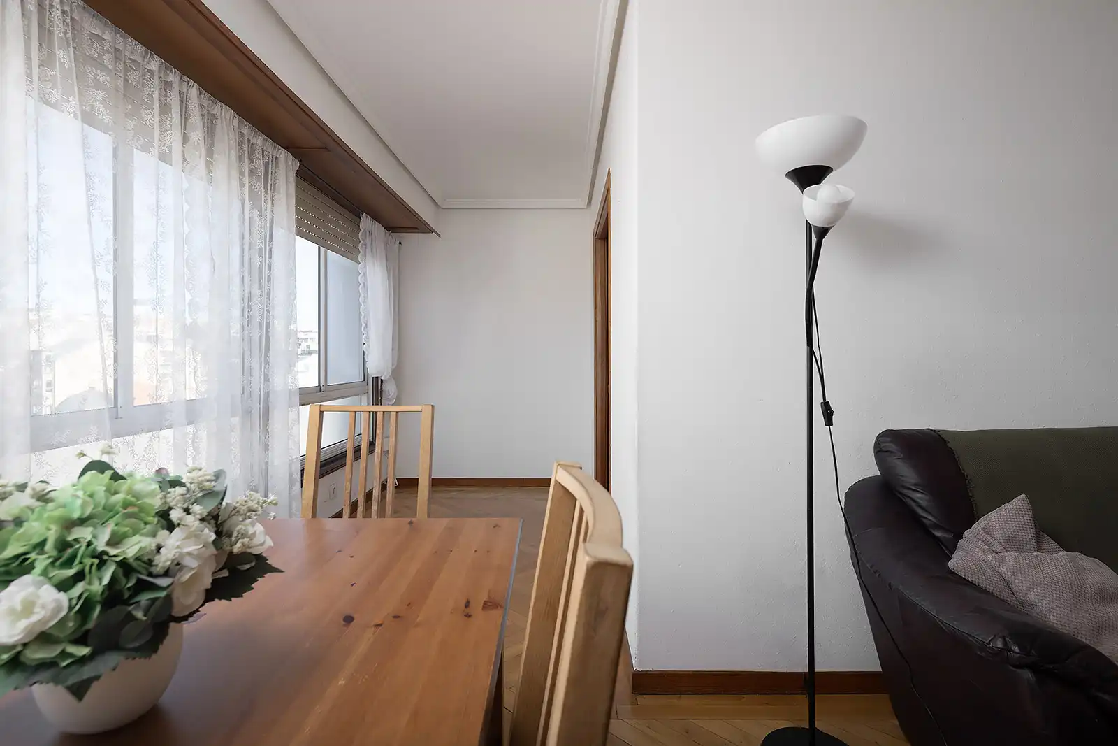 Sala d'estar de Pis en venda en A Coruña Capital  amb Calefacció, Parquet i Moblat