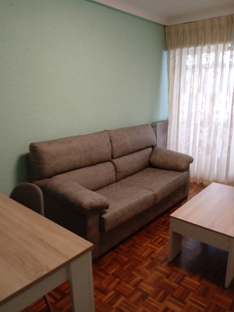 Living room of Flat to rent in  Zaragoza Capital  with Heating, Furnished and Oven