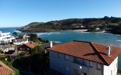 Vista exterior de Casa o xalet en venda en Bareyo amb Calefacció, Jardí privat i Parquet