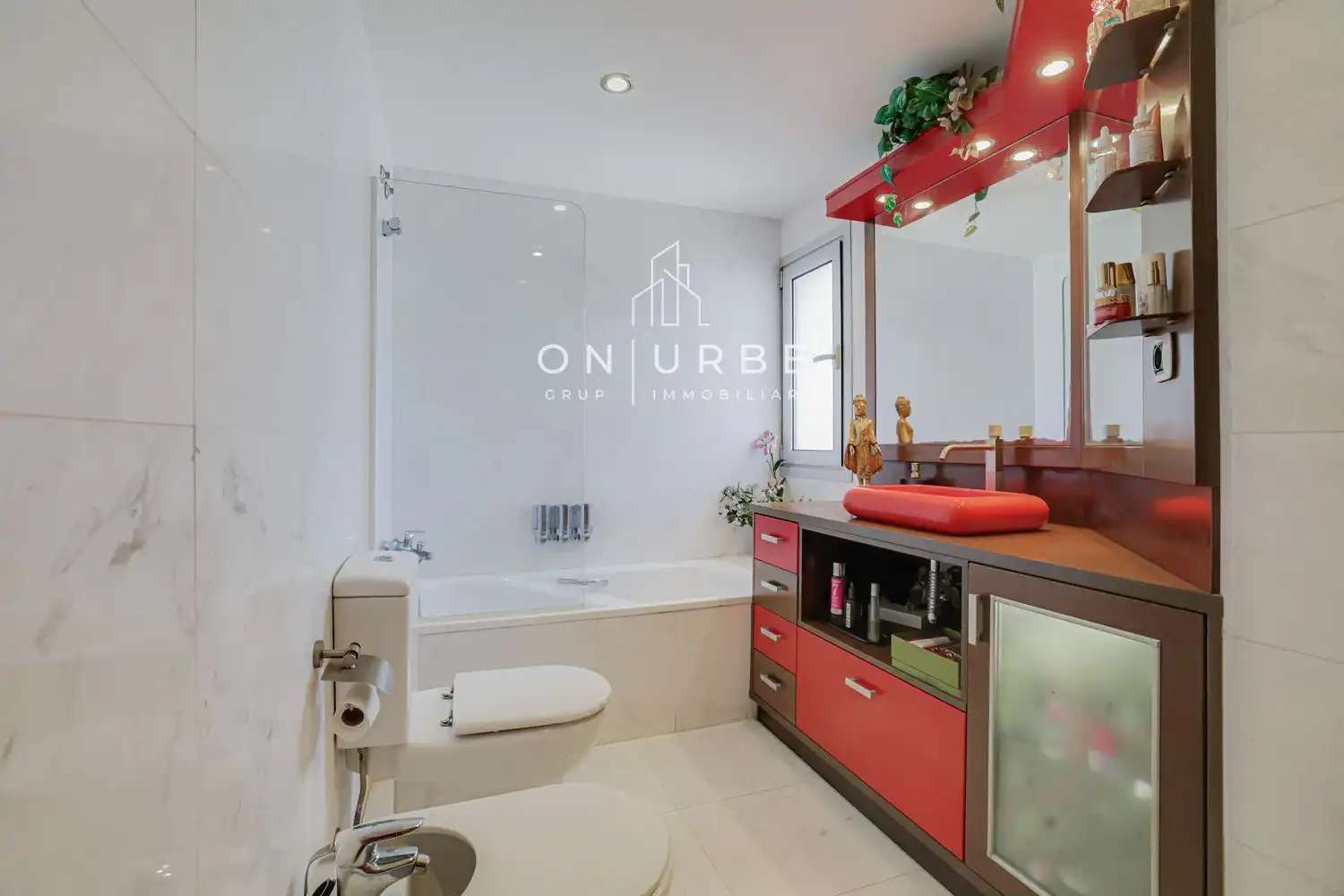 Badezimmer von Wohnung zum Verkauf in Barcelona mit Klimaanlage, Terrasse und Abstellraum