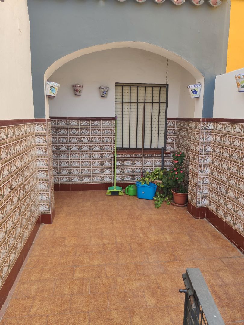Casa adosada en venda en Los Barrios amb Jardí privat, Traster i Moblat