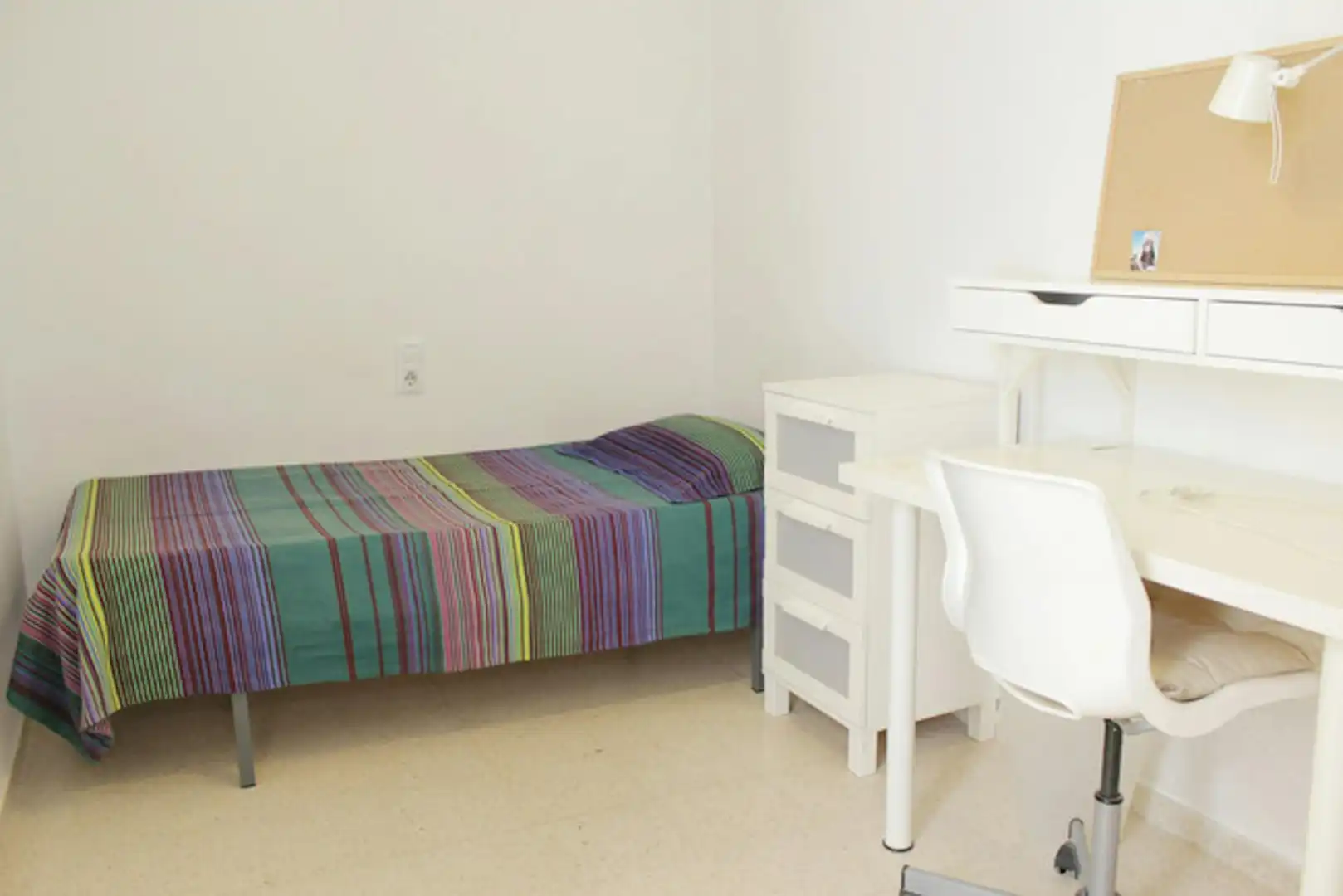 Habitación de Piso para compartir en  Sevilla Capital con Aire acondicionado, Amueblado y Lavadora