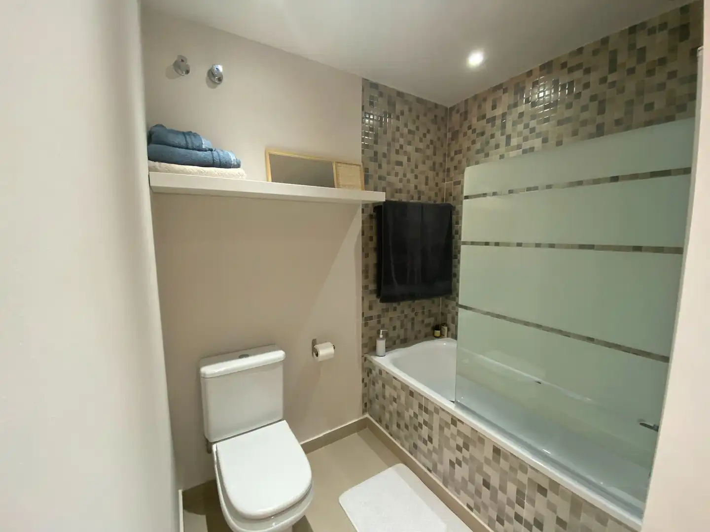 Baño de Planta baja de alquiler en Estepona con Aire acondicionado, Calefacción y Terraza