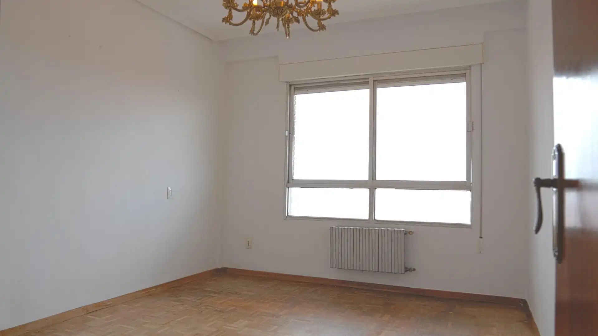 Habitación de Ático en venta en Avilés con Calefacción y Balcón