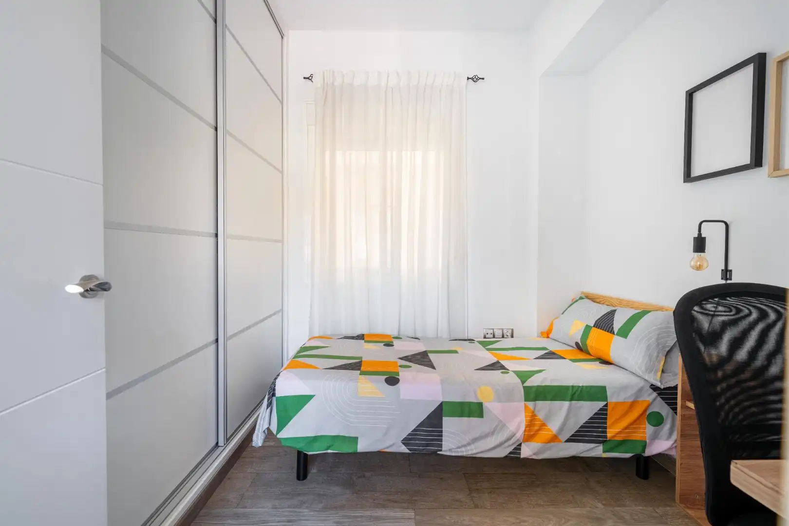 Habitación de Piso de alquiler en Almería con Aire acondicionado, Terraza y Amueblado
