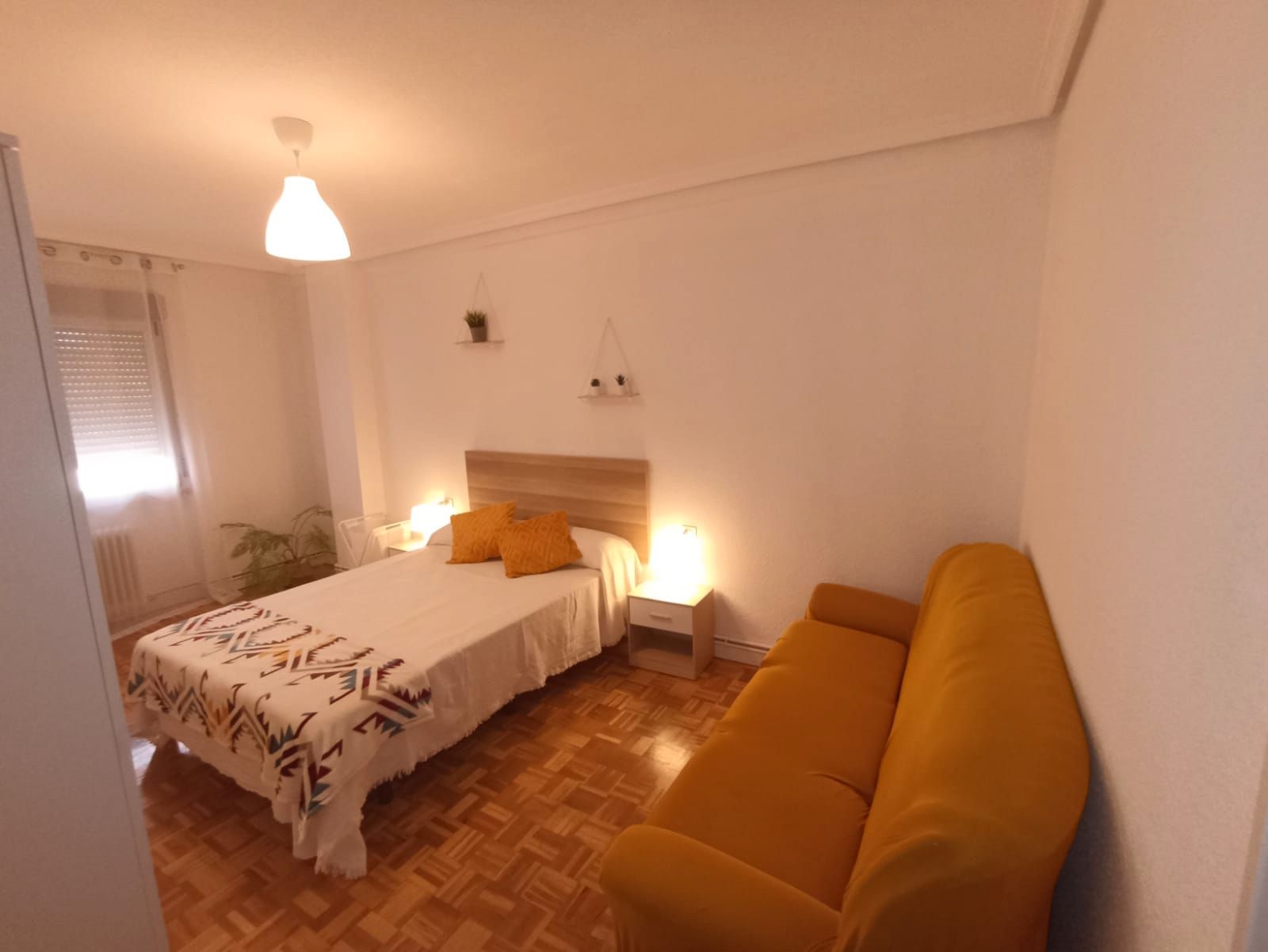 Bedroom of Flat to share in Ávila Capital  with Heating, Parquet flooring and Furnished