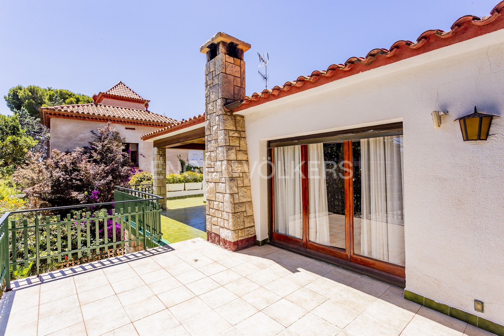 Vista exterior de Casa o xalet en venda en Cubelles amb Aire condicionat, Calefacció i Jardí privat