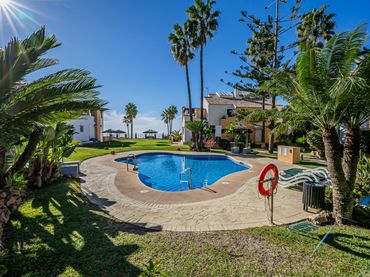 Adosado con piscina en venta en Elviria - Cabopino