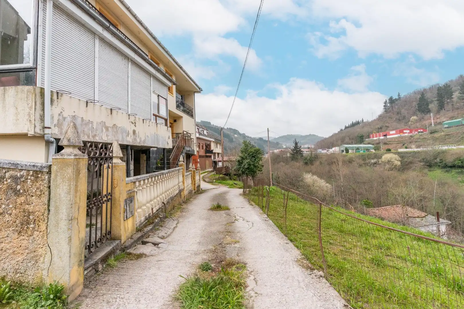 Vista exterior de Casa o xalet en venda en Cangas del Narcea amb Calefacció, Jardí privat i Terrassa