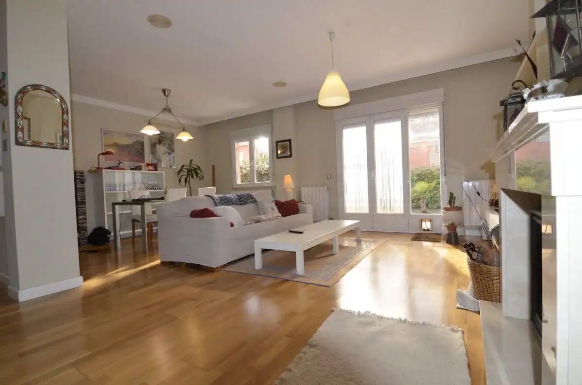 Sala de estar de Casa adosada en venta en Doñinos de Salamanca con Calefacción, Parquet y Terraza