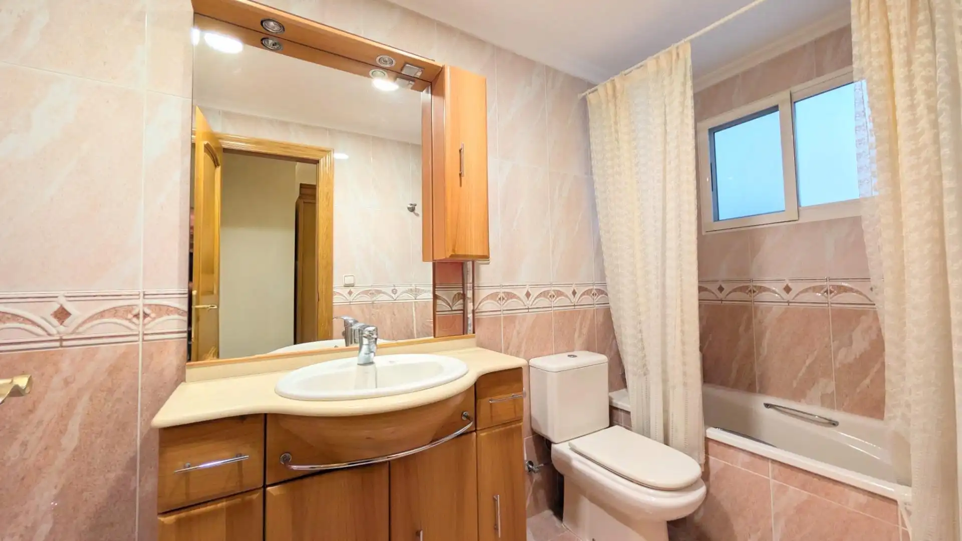 Bathroom of Flat for sale in Elche / Elx  with Air Conditioner and Balcony