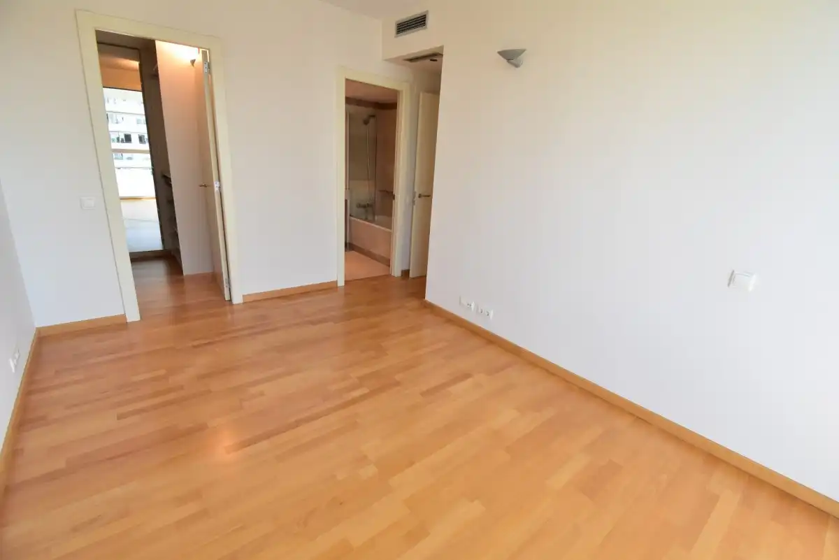 Wohnung zur Miete in Barcelona mit Klimaanlage, Heizung und Privatgarten