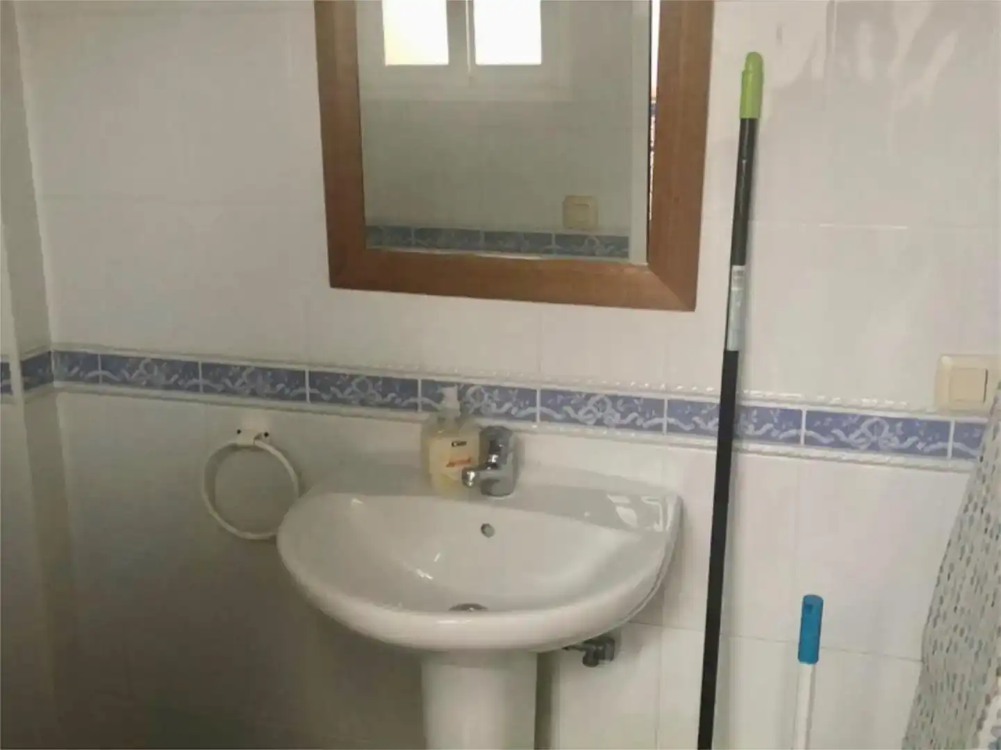 Bany de Dúplex de lloguer en Algeciras amb Aire condicionat, Moblat i Rentadora