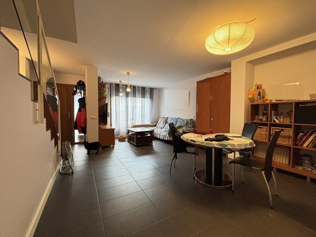 Sala d'estar de Casa adosada en venda en Olot amb Calefacció, Terrassa i Traster