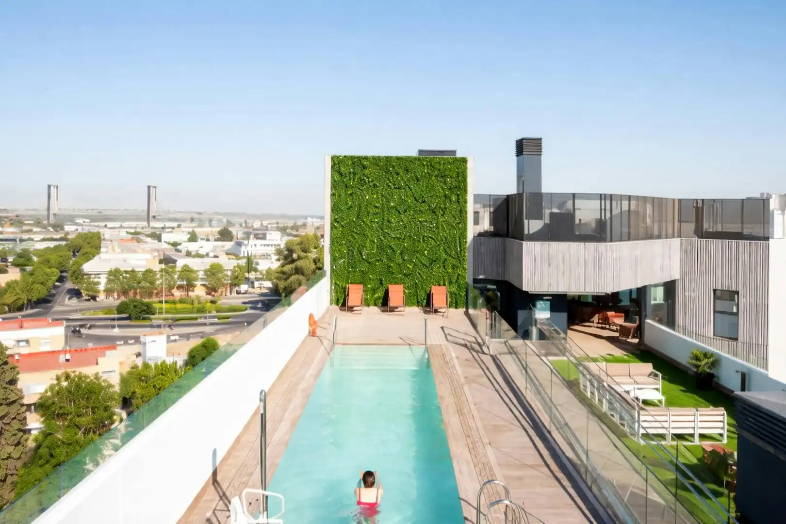 Swimming pool of Flat for share in Sevilla  with Air Conditioner and Heating