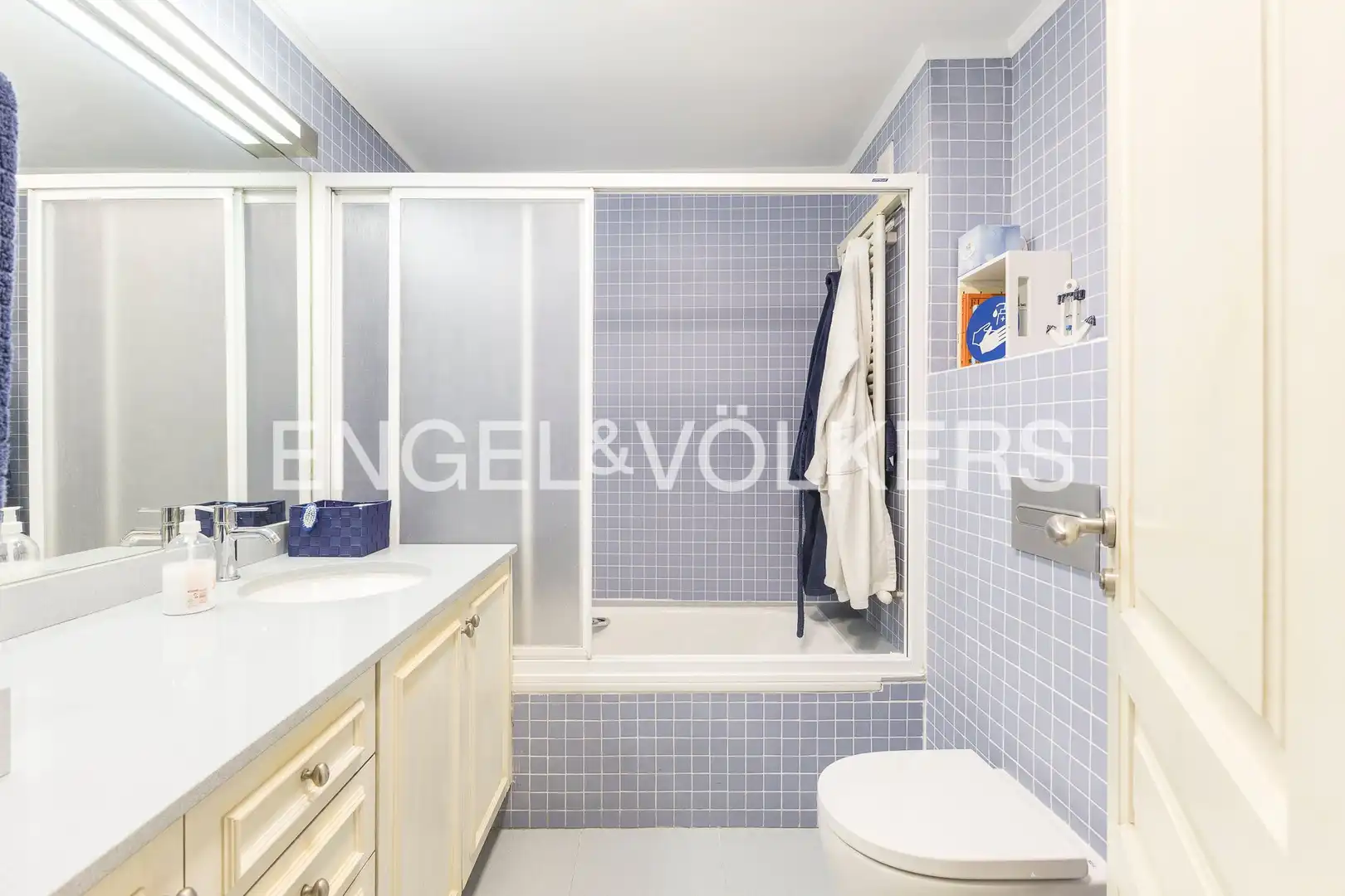 Bathroom of Flat for sale in Barcelona  with Air Conditioner, Heating and Furnished
