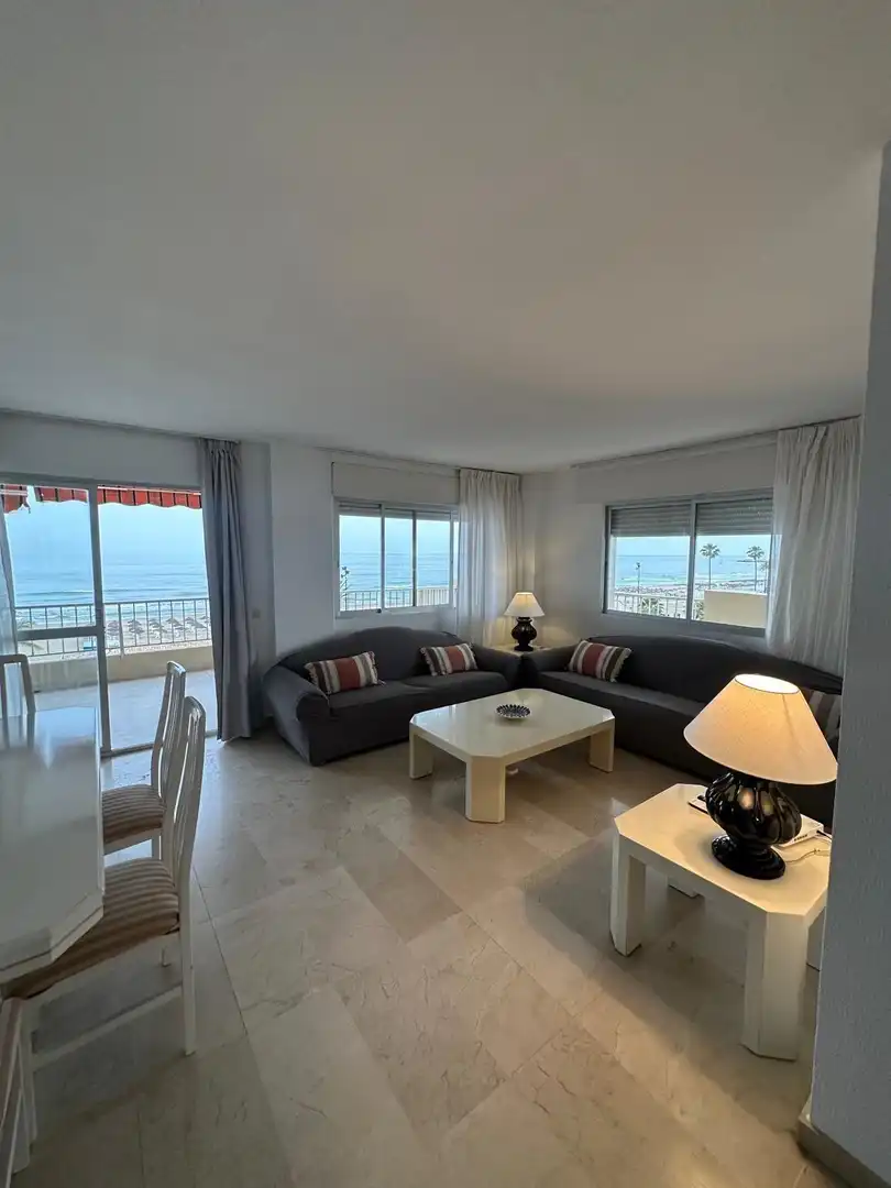 Sala d'estar de Pis de lloguer en Fuengirola amb Aire condicionat, Terrassa i Moblat