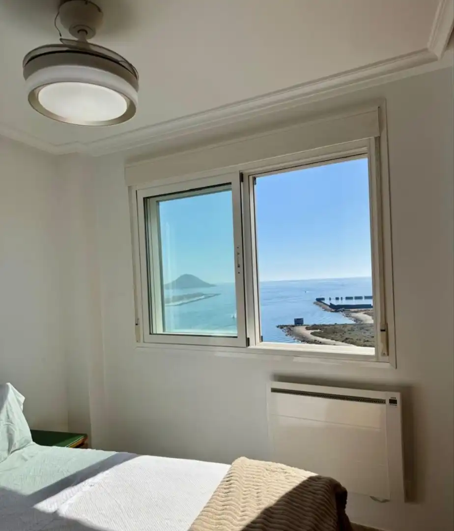 Schlafzimmer von Dachboden zum Verkauf in La Manga del Mar Menor mit Klimaanlage, Abstellraum und Möbliert