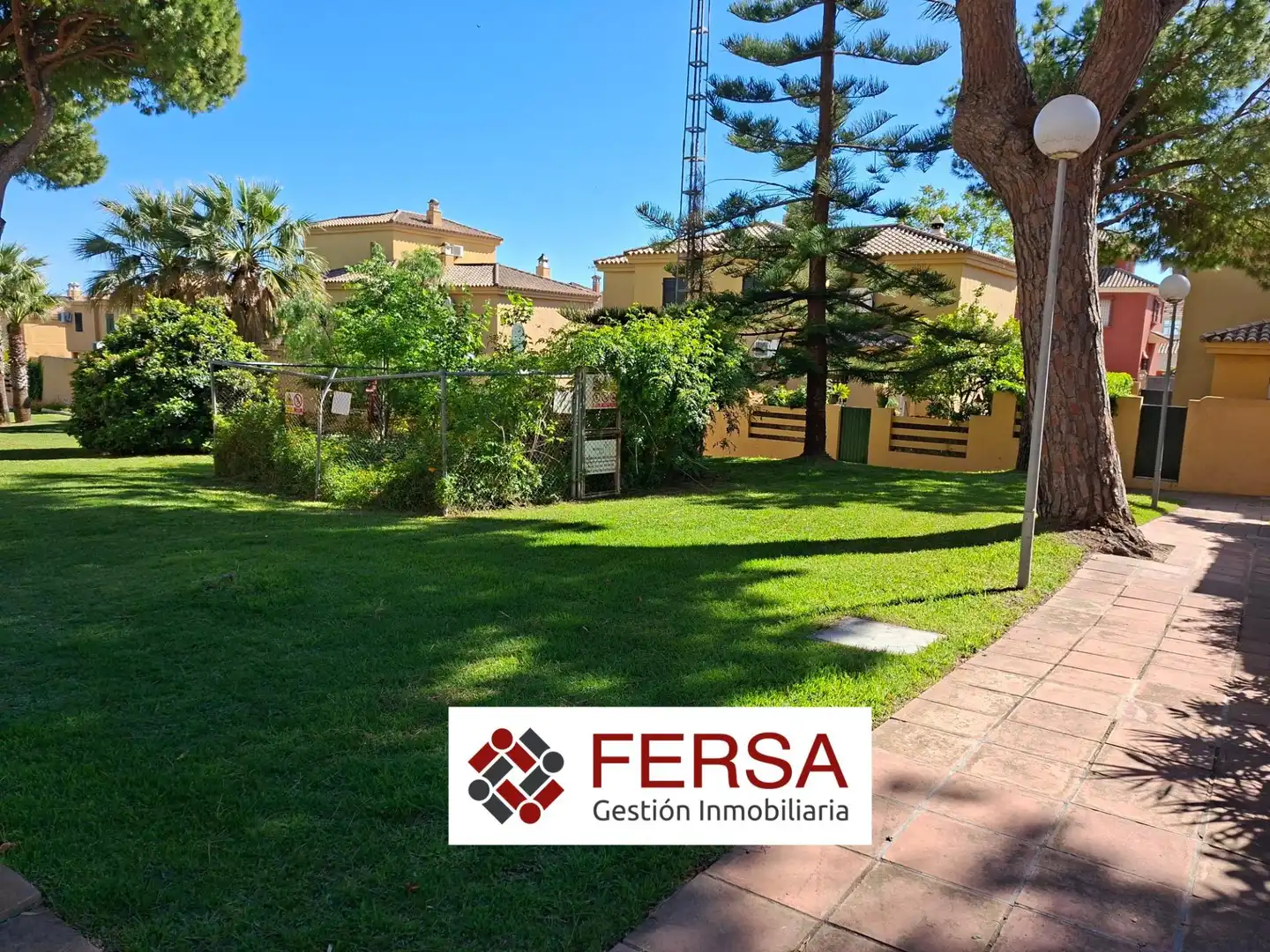 Vista exterior de Casa adosada en venda en El Puerto de Santa María amb Aire condicionat, Calefacció i Jardí privat