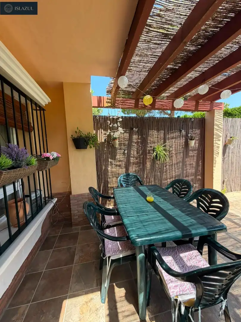Terrasse von Einfamilien-Reihenhaus zum Verkauf in Islantilla mit Privatgarten, Terrasse und Abstellraum
