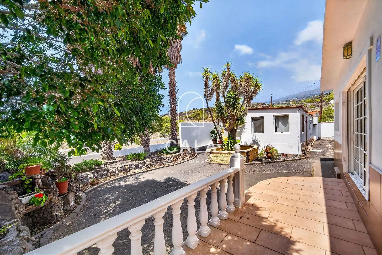 Vista exterior de Casa o xalet en venda en Guía de Isora amb Aire condicionat, Calefacció i Jardí privat