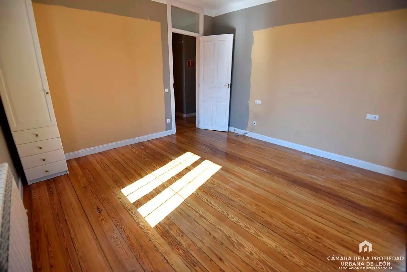 Habitación de Piso de alquiler en León Capital  con Calefacción