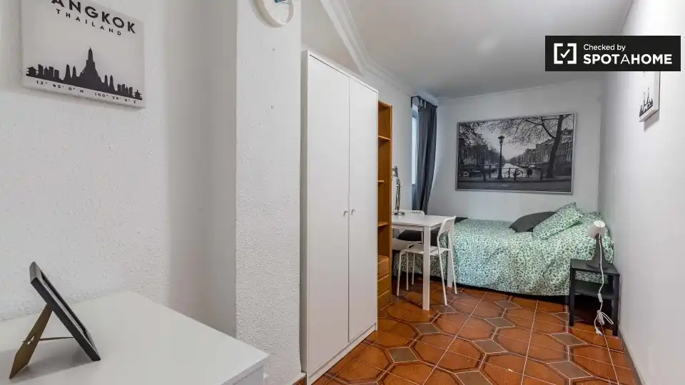 Habitación de Piso de alquiler en Valencia con Aire acondicionado, Calefacción y Amueblado