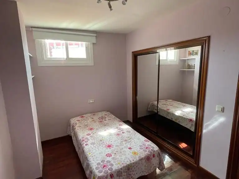 Schlafzimmer von Dachboden zur Miete in Poio mit Heizung, Parkett und Terrasse