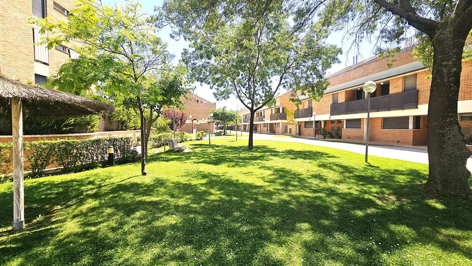 Vista exterior de Casa adosada en venta en Zaragoza con Aire acondicionado, Calefacción y Jardín privado