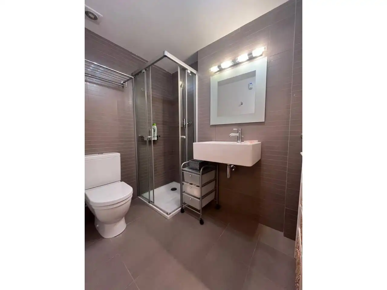 Baño de Piso de alquiler en Girona con Calefacción, Parquet y Amueblado