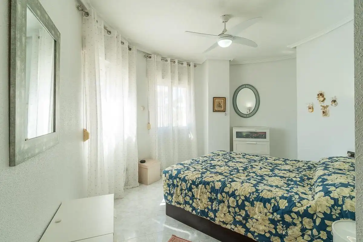 Dormitori de Casa o xalet en venda en Orihuela amb Aire condicionat, Jardí privat i Terrassa
