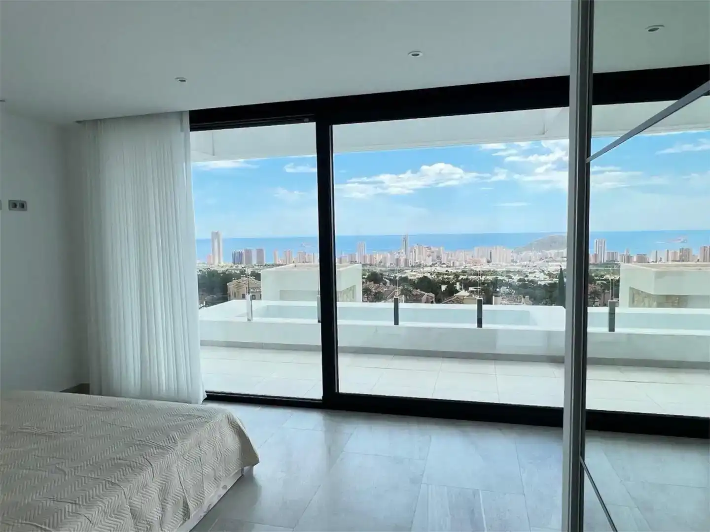 Habitación de Casa o chalet de alquiler en Benidorm con Aire acondicionado, Jardín privado y Trastero