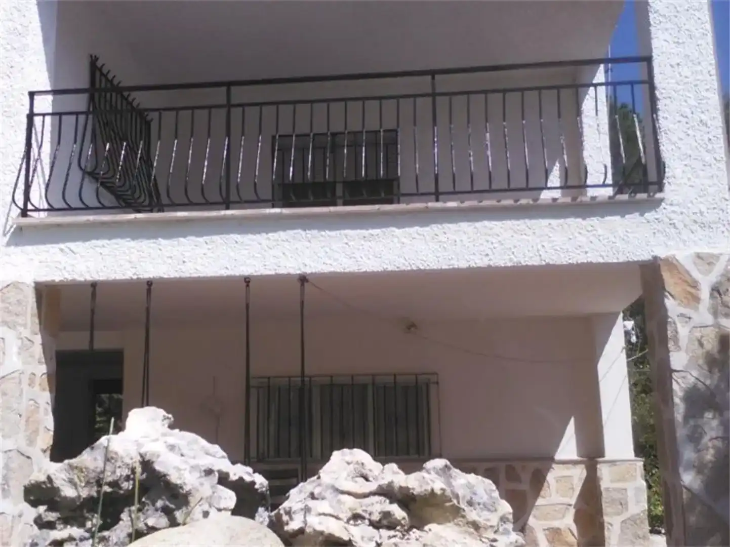 Vista exterior de Casa o chalet de alquiler en Navaluenga con Jardín privado, Amueblado y Balcón