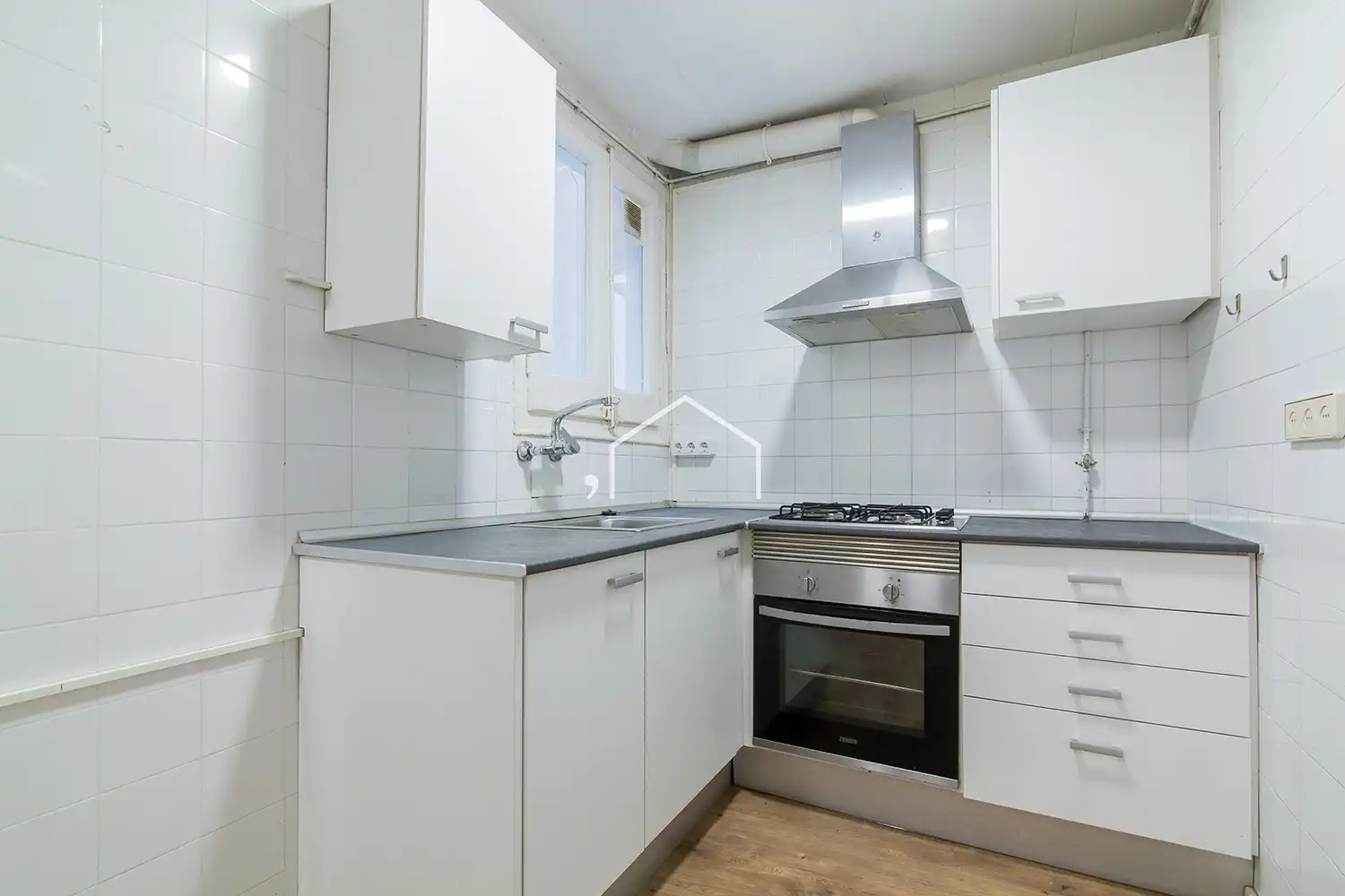 Küche von Wohnung zum Verkauf in Barcelona mit Heizung, Parkett und Ofen