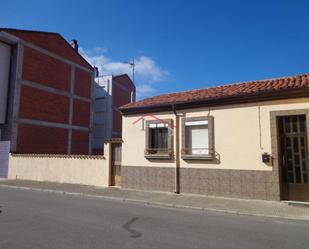 Exterior view of House or chalet for sale in León Capital   with Heating and Private garden